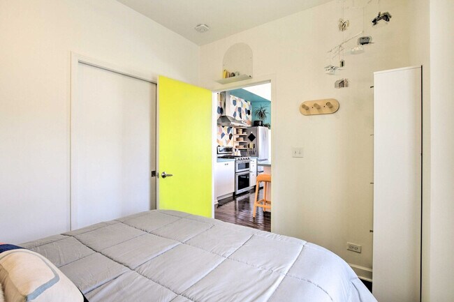 Building Photo - 3247 S Oakley Ave