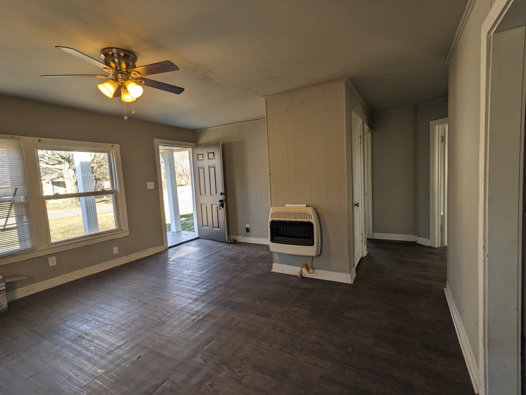 Building Photo - 823 W 9th St