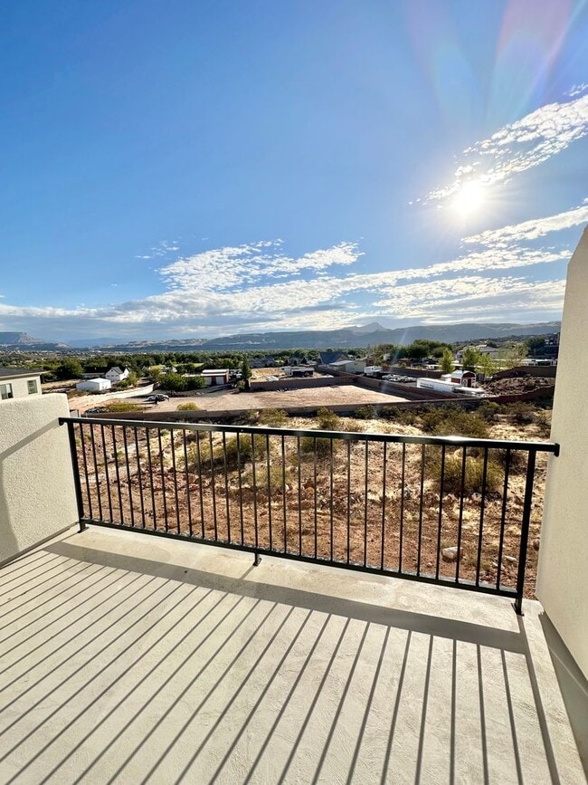 Building Photo - PET FRIENDLY!! HURRICANE TOWNHOME! END UNIT!