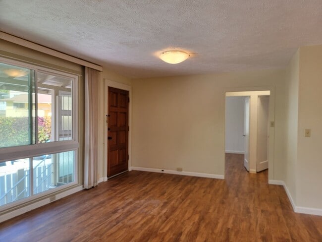 Building Photo - Large Upstairs Unit, Split AC, Renovated