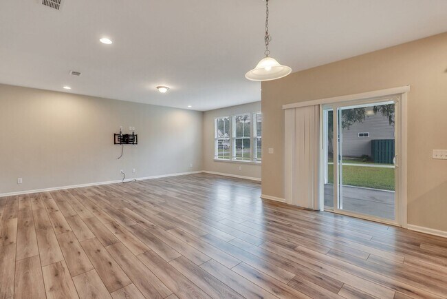 Building Photo - 4 Bed/2.5 Bath in The Commons