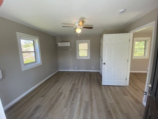 Building Photo - 2106 S Andrews Cir