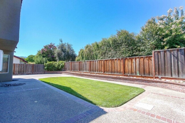 Building Photo - Large 4BR 3BA Updated Home in Quiet Neighb...