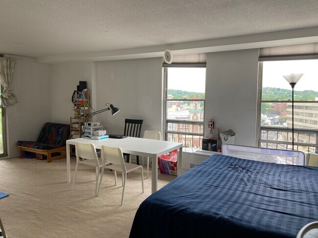 Building Photo - Large 1bd in desirable Brook House. West f...