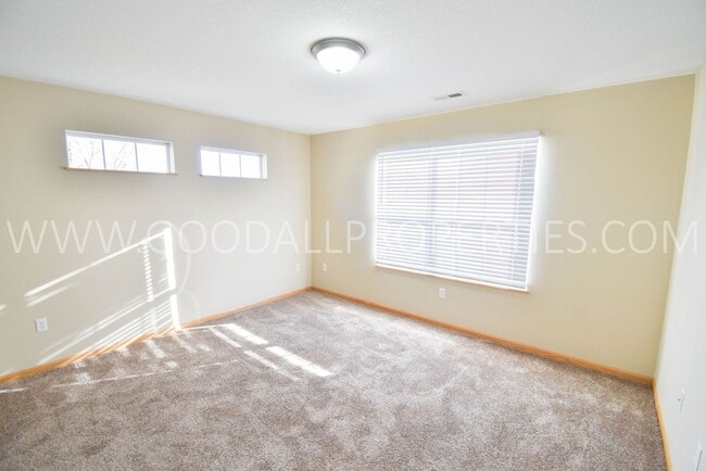 Building Photo - Spacious 3 Bedroom townhome with loft in Urbandale