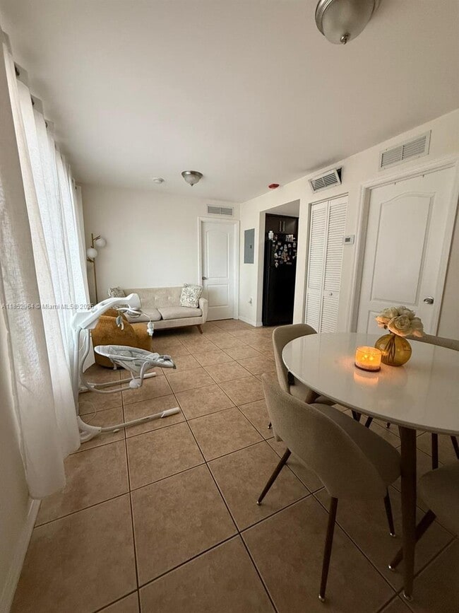 Building Photo - 13 S Royal Poinciana Blvd