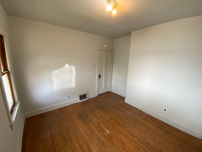 Building Photo - 208 Stroup St