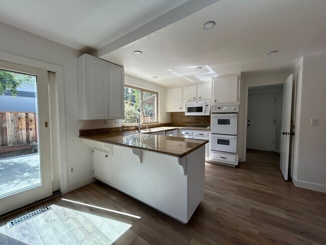 Building Photo - Spacious 4-Bedroom 2.5 Bath Single-Story H...