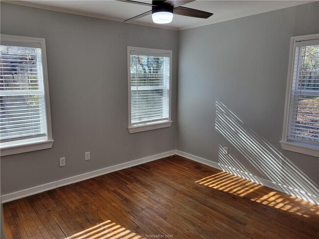 Building Photo - 308 Foch St