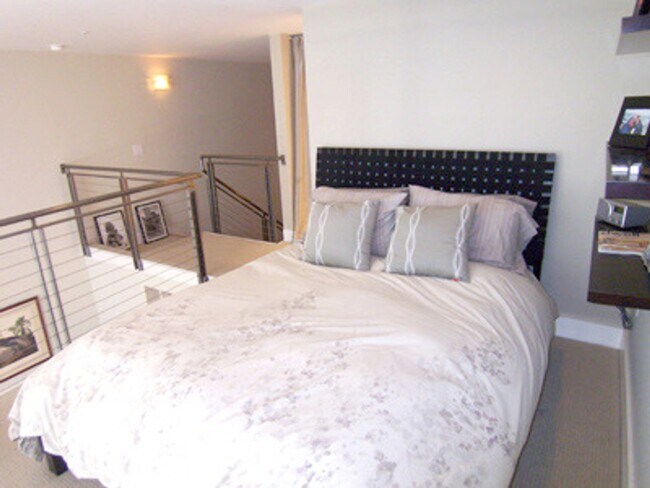 Building Photo - Epic REA/Azari PM: Private Oasis, 1 BR/ 1....
