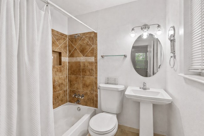 Building Photo - Cherrywood Duplex 7 Bedroom 4 Full Baths