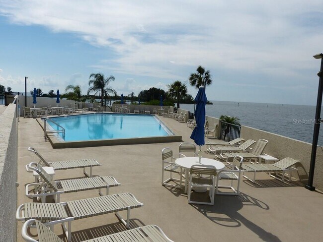 Building Photo - 6035 Sea Ranch Dr