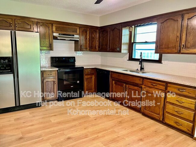 Building Photo - 3868 SW Harbor Dr