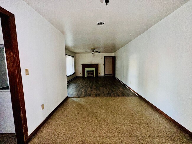 Building Photo - 3 bed/2bath with W/D connections and 2 garages