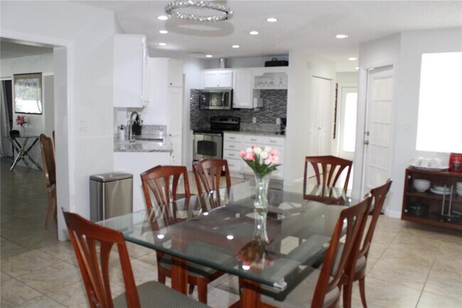 Building Photo - 7655 Cardiff Ct N