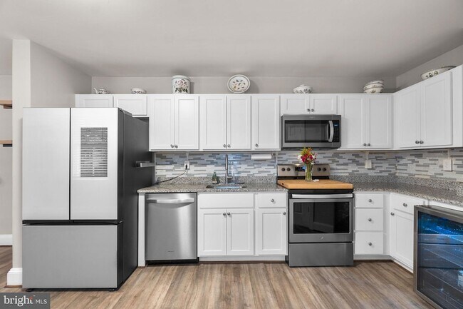 Building Photo - 15 E 4th St