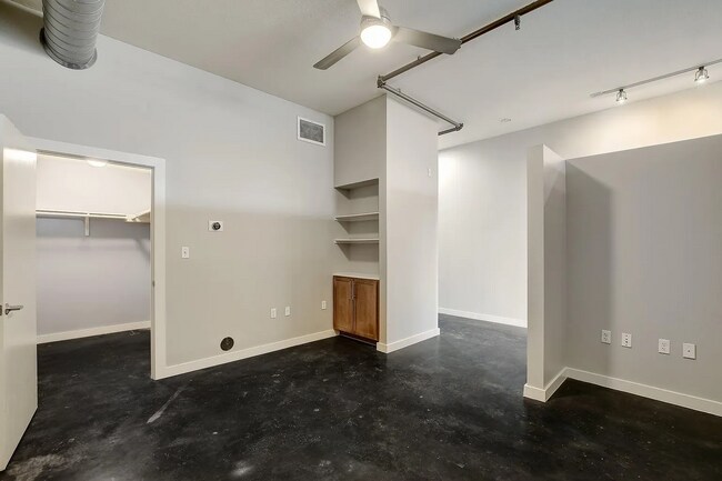 Building Photo - 1601 E Cesar Chavez St