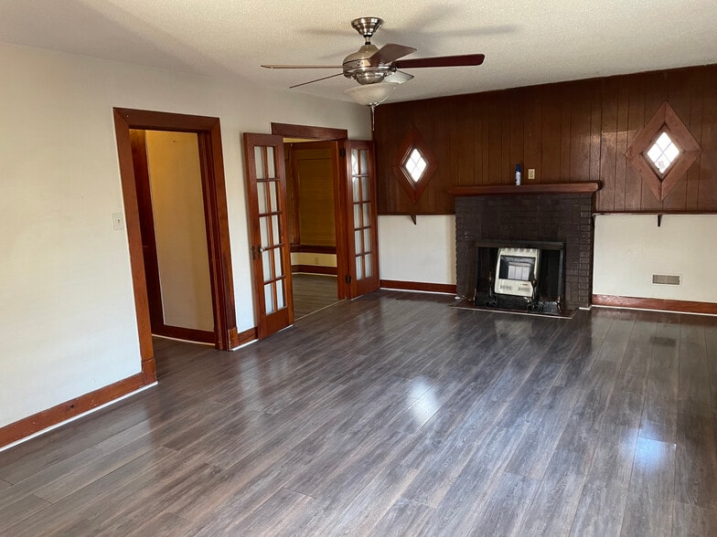 Living Room - 212 N McKown Ave