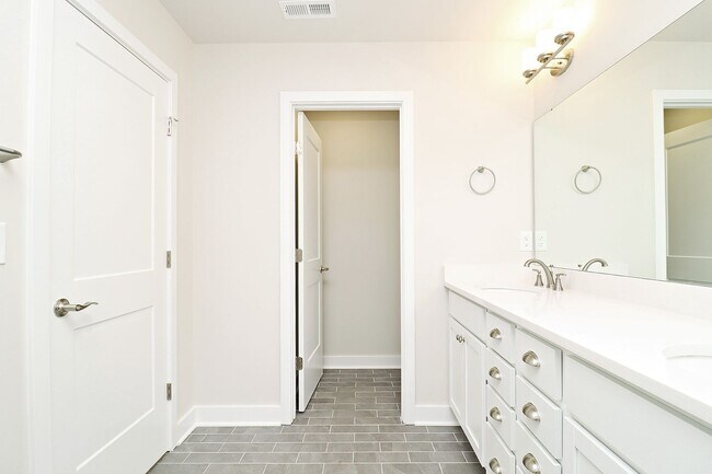 Building Photo - Dog-Friendly Townhouse Just South of Downtown Charlottesville