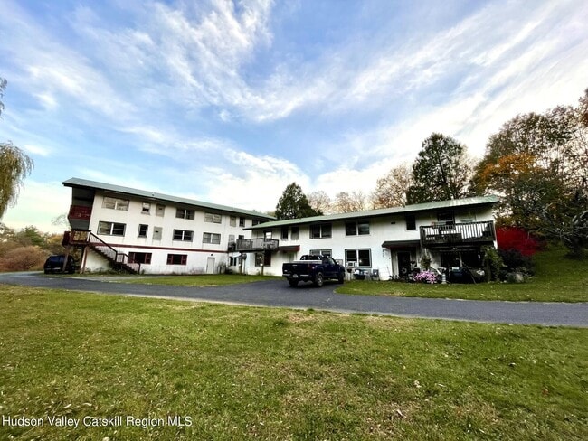 Building Photo - 866 Mountain Ave