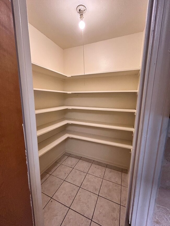 Building Photo - Great location near Perkins/Pecue!!