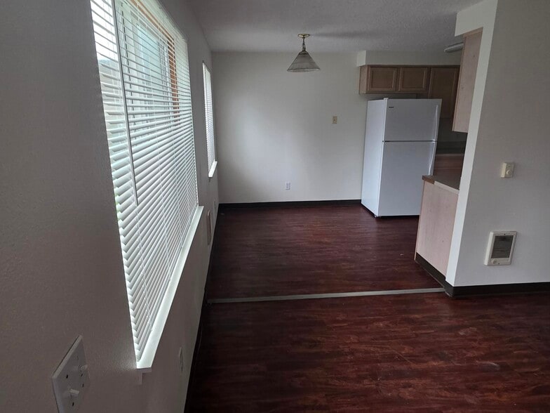 Building Photo - 753 Clay St E