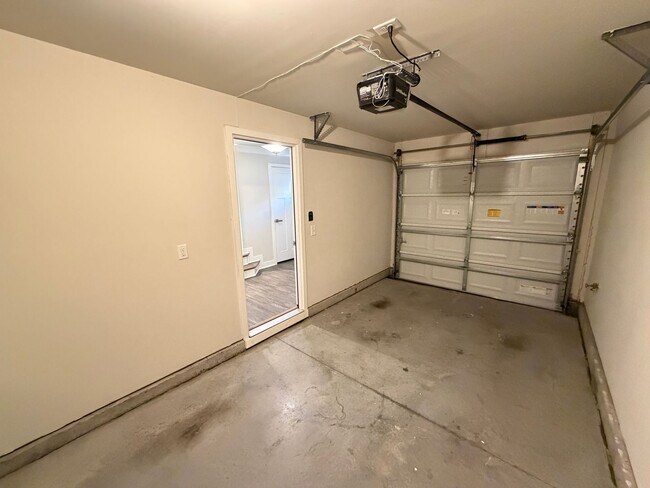 Building Photo - Like-New 4 Bedroom Townhouse