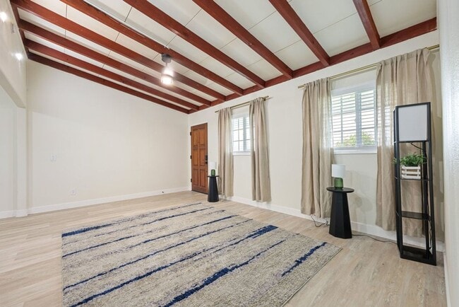 Building Photo - MUST SEE 3 Bed 2 HOUSE WITH GARAGE, YARD, & BONUS ROOM! CALL 6 1 9  8 8 8 5 5 5 4 TODAY!