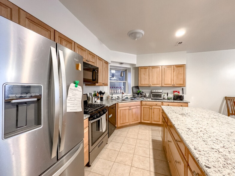 Building Photo - 6711 N Sheridan Rd