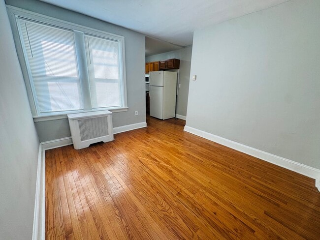 Building Photo - Remodeled 3bd/1 House with Rear yard!! SEC...