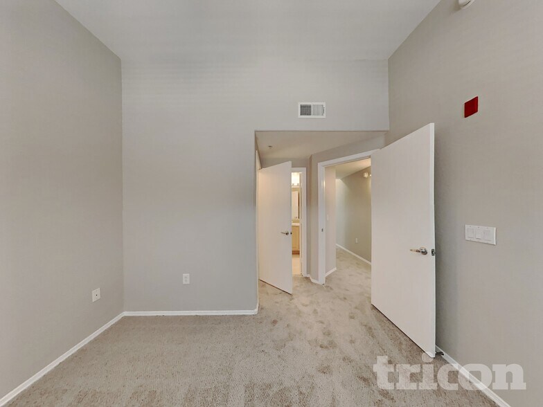 Building Photo - 16825 N 14th St