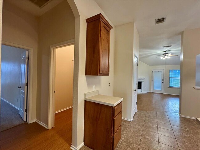 Building Photo - 227 Ashwood N
