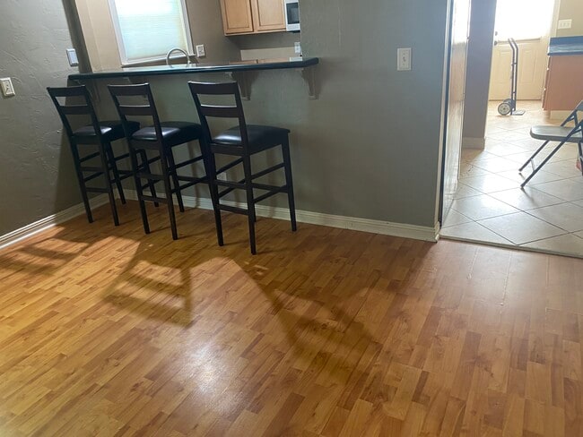Kitchen bar with stools - 114 Dewitt Ave