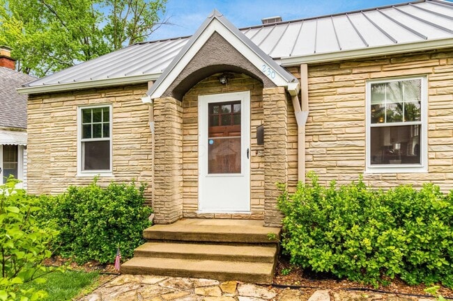 Building Photo - 230 E Royal Forest Blvd