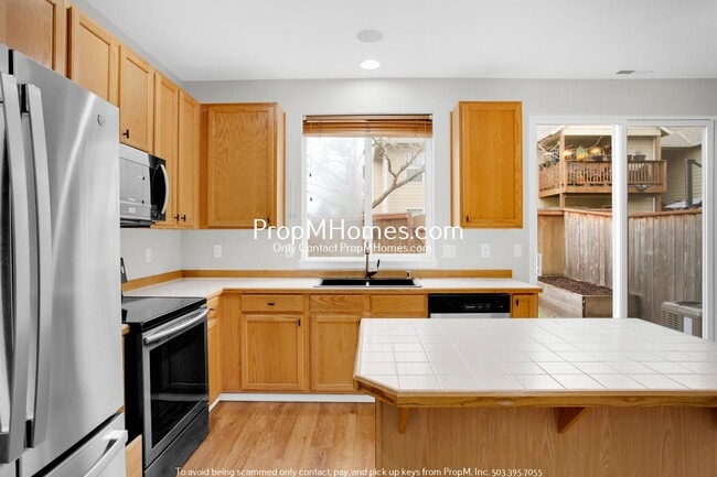 Building Photo - Updated Three Bedroom Townhome Near Nike & Intel!