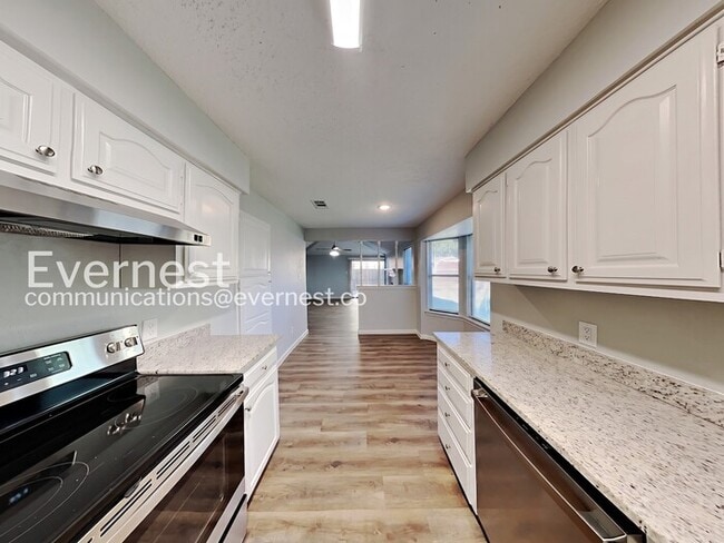 Building Photo - Spacious Home with Fenced Yard and Garage! 3 Bed & 2 Bath / Pet-friendly / Coming Soon!