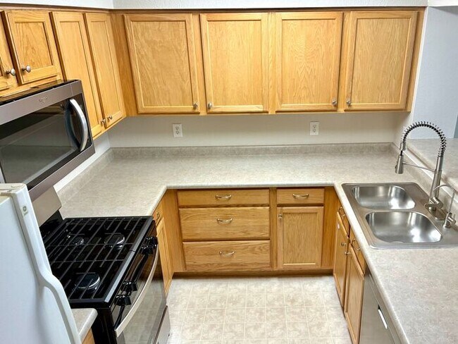 Building Photo - Beautiful and Spacious 3 Bed, 3.5 Bath Townhome in SE Fort Collins. Detached 1 Car Garage. Water/...