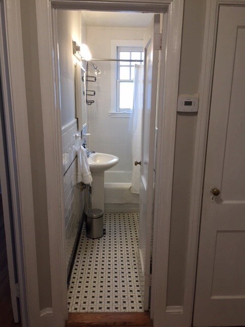 Building Photo - 2126 Chesterfield Ave