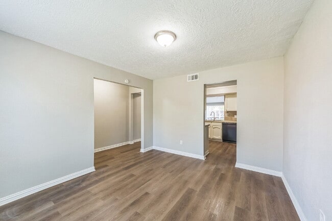 Building Photo - Charming & Spacious Home in La Porte!
