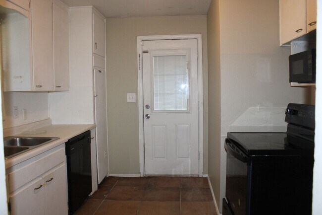 Building Photo - 3 Beds - Tinker Close