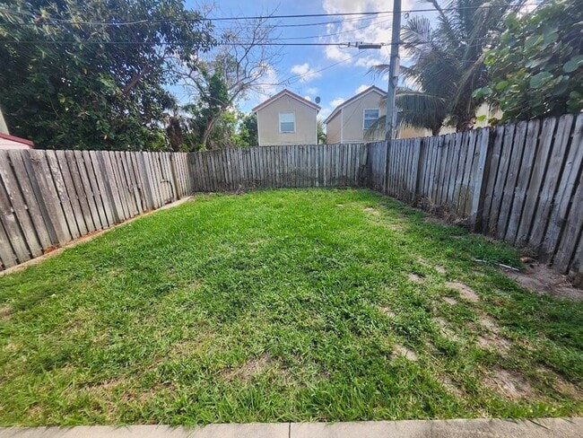 Building Photo - 4824 Cambridge St