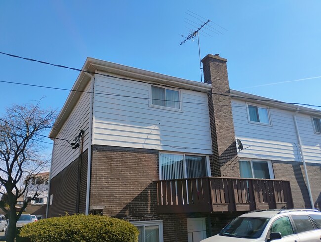 Building Photo - 553 W Park Ave