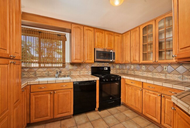 Building Photo - Briarcliffe Townhouse Updated Inside and Out