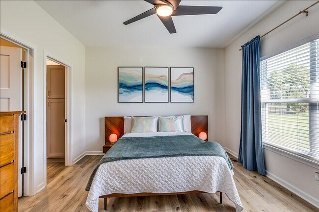 Building Photo - BEAUTIFUL 5 BEDROOM HOME  WITH LAKE VIEW A...