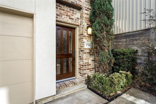 Building Photo - 1720 Live Oak St