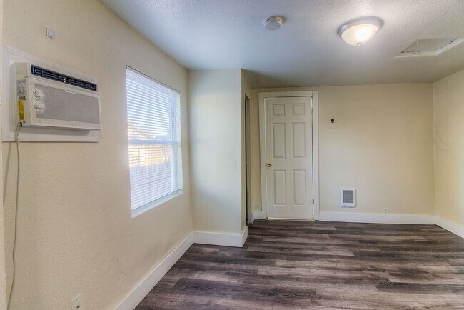 Building Photo - 411 S Naches Ave
