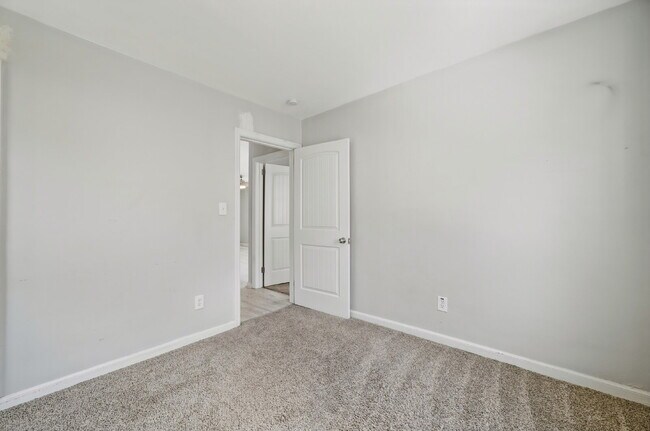 Building Photo - Modern 2 bed 1 bath home with fenced yard in Hampton