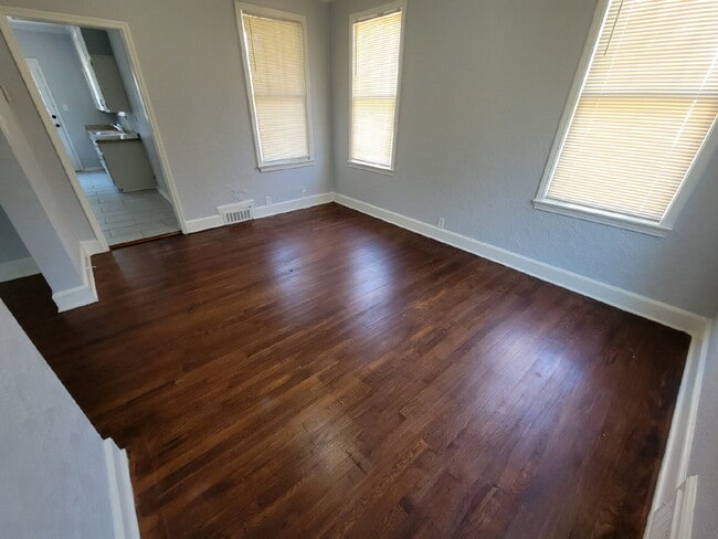 Building Photo - Charming 3-Bedroom Retreat with Hardwood Elegance