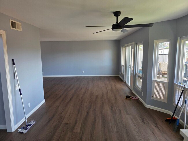 Building Photo - Large 3 bedroom home in quiet neighborhood cul-de-sac with amazing views