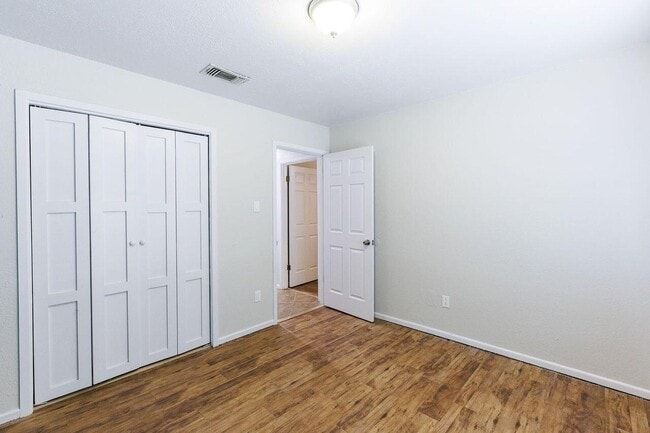 Building Photo - 5519 1st Pl